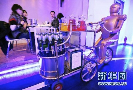 Robot Waiters Now Serving Food at Dalu Robot Restaurant in China