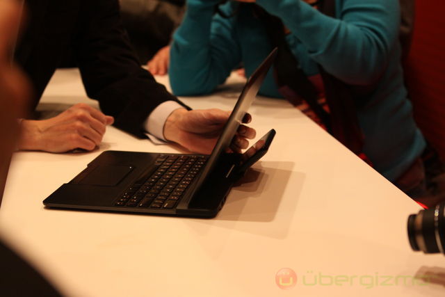 Motorola Atrix and Laptop Dock photo 1/