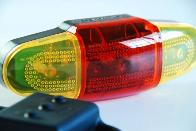 Wireless Cycling Indicator helps bikers show others where theyre turning Wireless Cycling Indicator helps bikers show others where theyre turning