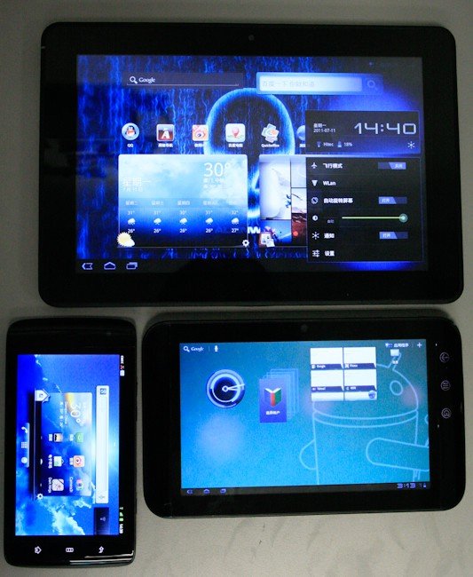 Dell Streak 10 Pro shown off in photograph Dell Streak 10 Pro shown off in photograph