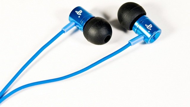 12-PS-Vita-headphones.jpg