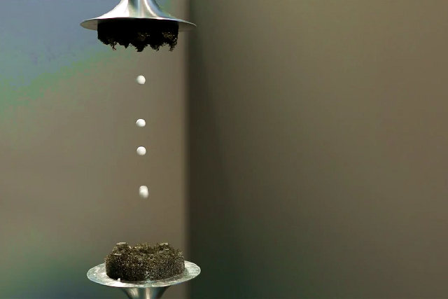 Scientists levitate liquid drops with sound waves Scientists levitate liquid drops with sound waves