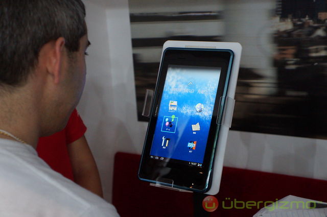 Docomo helps commuters with one handed smartphone/tablet use Docomo helps commuters with one handed smartphone/tablet use