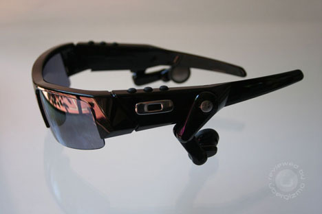 Oakley O ROKR Review by Ubergizmo | Ubergizmo